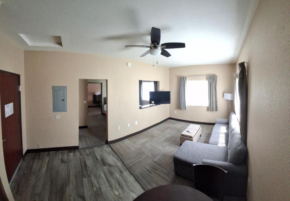 Deluxe Queen Suite interior